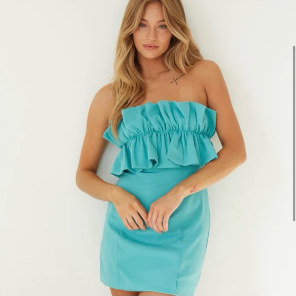 Baby blue strapless cocktail dress. Only worn once, in great condition. Comfy!